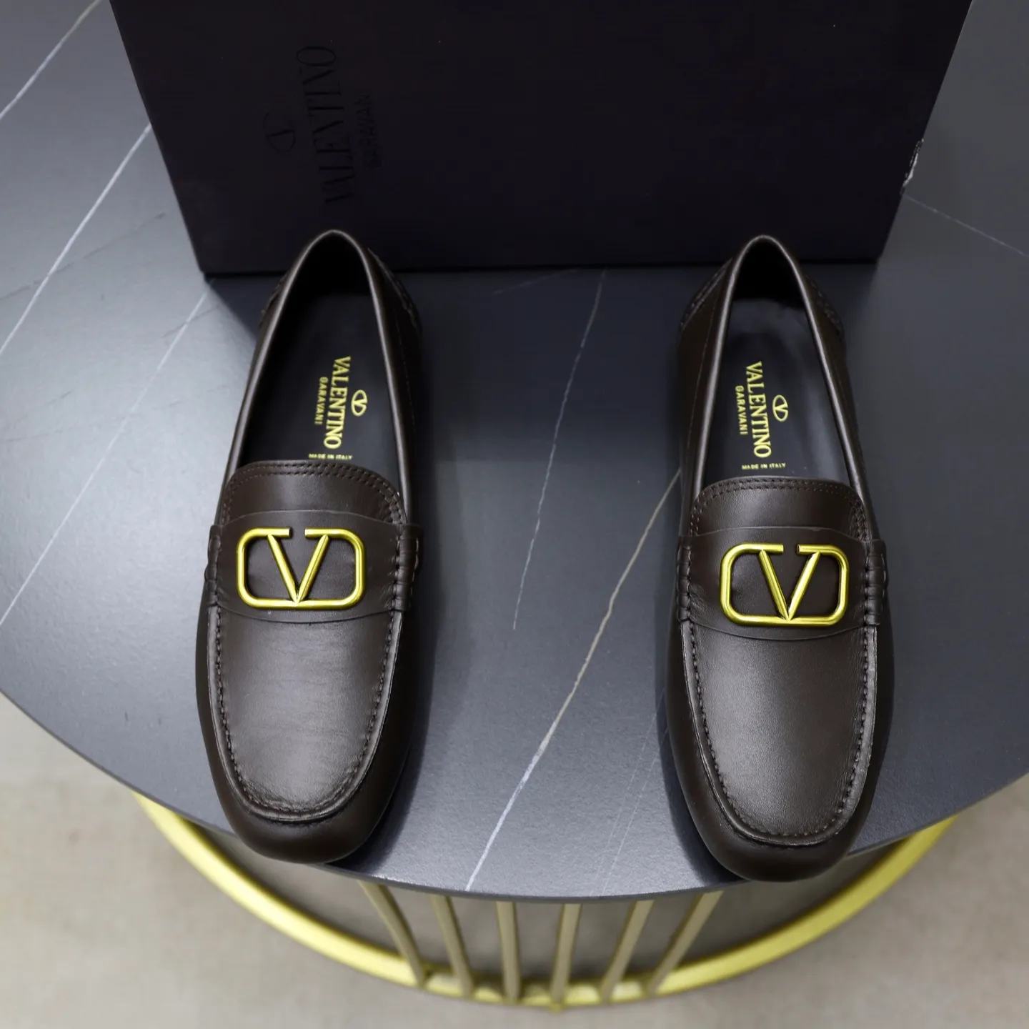 Men's shoes: 640💰VALENTINO, made of imported cowhide with imported water-dyed cow lining, iconic hardware and iconic wear-resistant outsole. 38-45 (customized at 45) VALENTINO packaging All orders enjoy the brand’s iconic product packaging